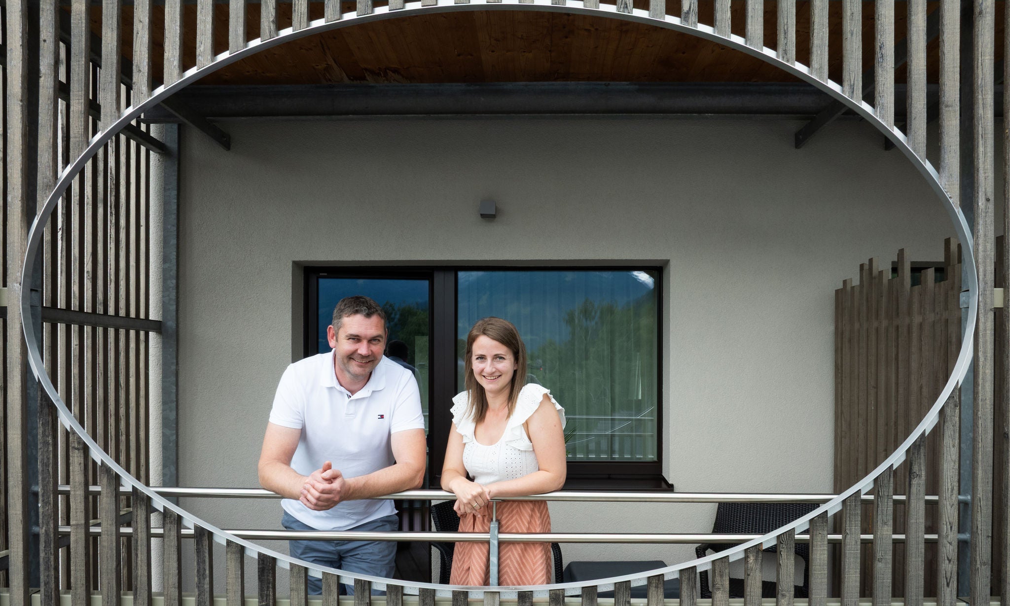 Mann und Frau auf einem Balkon im Hotel Bad Hofgastein